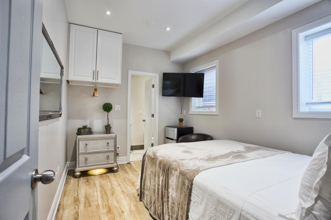 Toronto Rooms And Suites Exterior photo